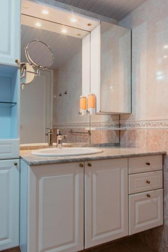 une salle de bain avec un lavabo et un miroir dans l'établissement Perret, au Havre