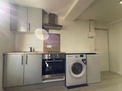 a kitchen with a washing machine and a washer at MJ studio de Provence clim wifi in Montfort-sur-Argens