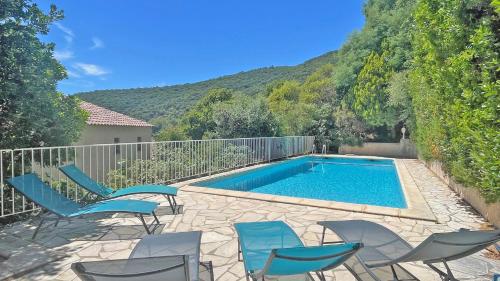 un patio avec des chaises et une piscine dans l'établissement Villa Cigaloun, à La Croix-Valmer