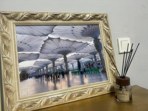un quadro in una cornice dorata su un tavolo di Del Luna a Turksib