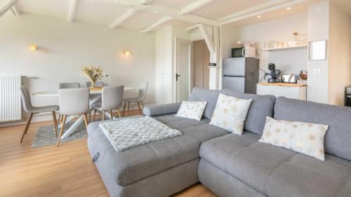 un salon avec un canapé gris et une table dans l'établissement CITYES -305- Appt 4 pers au pied des pistes, à Chamrousse