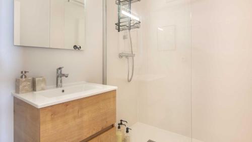 a bathroom with a sink and a shower at CITYES -305- Appt 4 pers au pied des pistes in Chamrousse