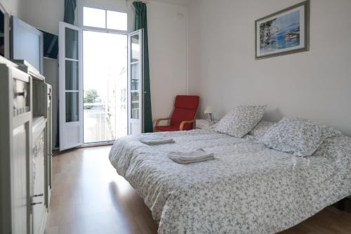 une chambre avec un lit avec deux serviettes dessus dans l'établissement Appartement a deux pas de la plage des Sables d Olonne 4 personnes, à Les Sables-dʼOlonne