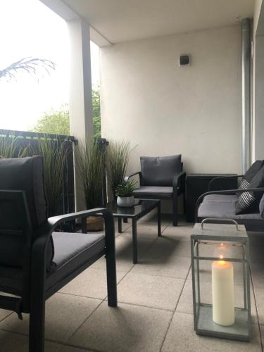 un hall avec des canapés et une bougie sur une table dans l'établissement Appartement centre ville avec vue sur l'Adour, à Bayonne