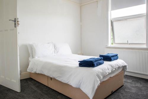 Un pat sau paturi într-o cameră la Spacious 3bed house
