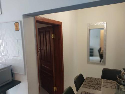 Televisyen dan/atau pusat hiburan di Emmrose apartments