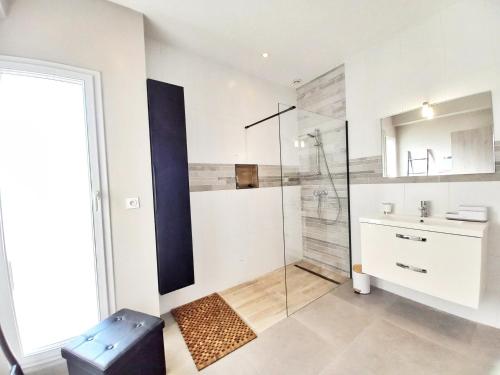 une salle de bain avec douche et lavabo dans l'établissement Elegante Villa-Piscine-Pétanque-Tout confort, à Fréjus