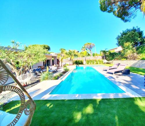 une piscine dans la cour d'une maison dans l'établissement Elegante Villa-Piscine-Pétanque-Tout confort, à Fréjus