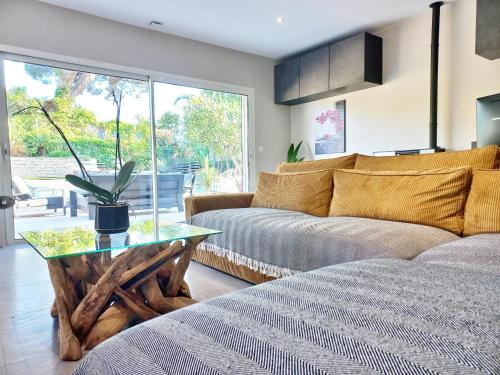 un salon avec un canapé et une table dans l'établissement Elegante Villa-Piscine-Pétanque-Tout confort, à Fréjus