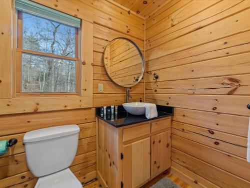 Ένα μπάνιο στο Rivendell - Stunning Views, Fireplace, Hot Tub, Billiards Table, Outdoor Fire Pit - Morganton, GA