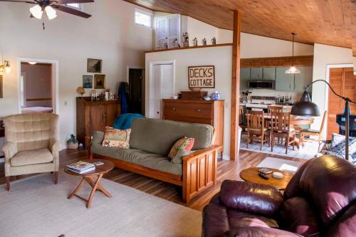 Coin salon dans l'établissement Sunrise Cottage