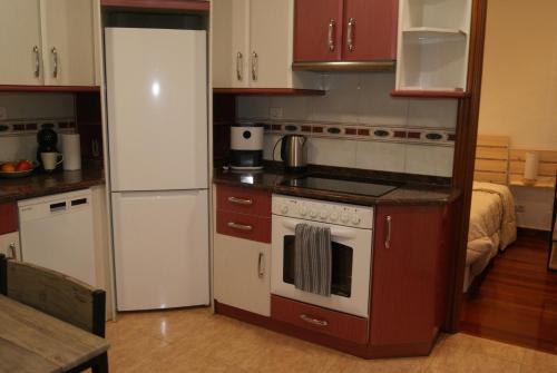 una cucina con fornelli e frigorifero di Centro de Bilbao, amplio, ascensor a Bilbao