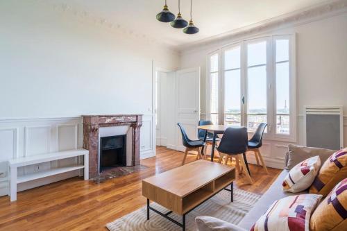 Un lugar para sentarse en Appartement spacieux Vue sur Tour Effeil - Puteaux
