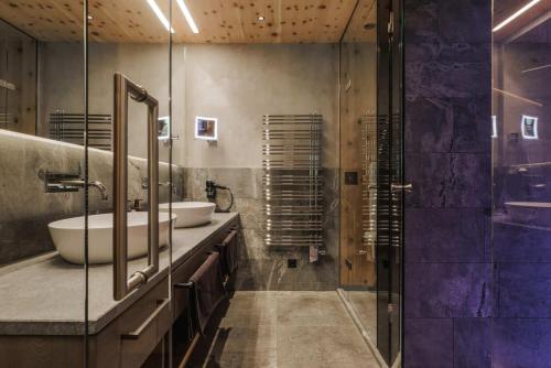 uma casa de banho com 2 lavatórios e um chuveiro em Sportresidenz Zillertal - 4 Sterne Superior em Uderns