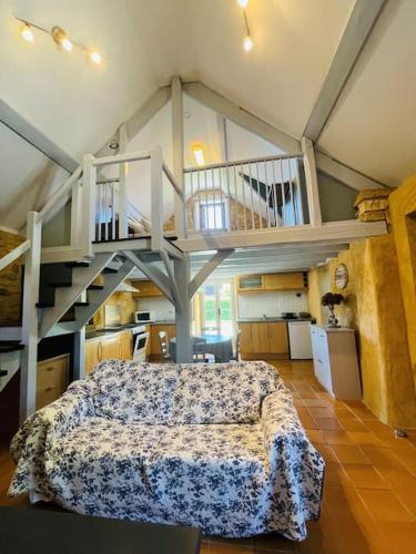 une chambre avec un lit et un escalier en colimaçon dans l'établissement La Tabatière