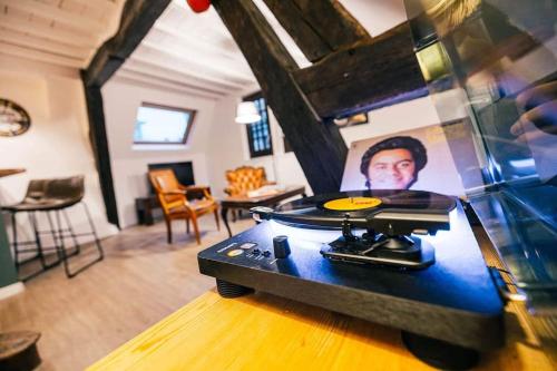 un tourne-disque avec une photo d'homme dessus dans l'établissement La Bonbonnière de Saint Maclou, à Rouen