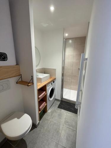 une salle de bain avec toilettes et lavabo et une machine à laver dans l'établissement Studio Face Mer, à Saint-Jean-de-Monts