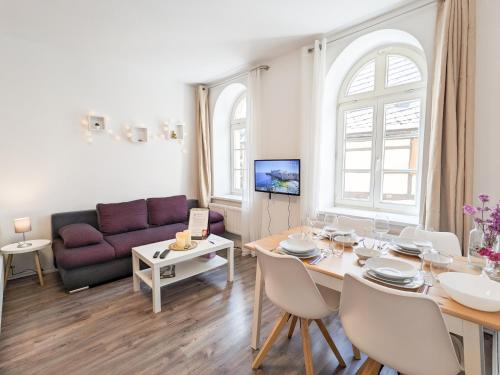 Posezení v ubytování F0 - Urlaubsmagie - Kleine voll ausgestattete Wohnung mit Gemeinschaftsgarten, -pool & -sauna