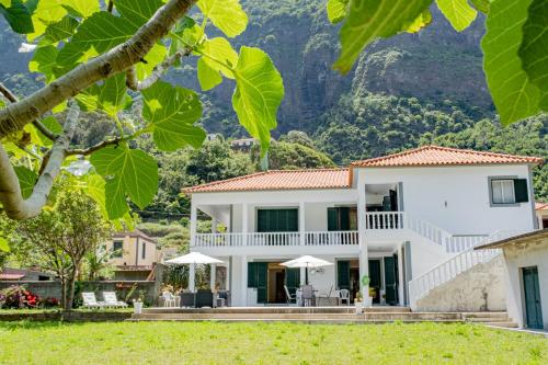 a villa with a view of the mountains at São Vicente Guest House in São Vicente