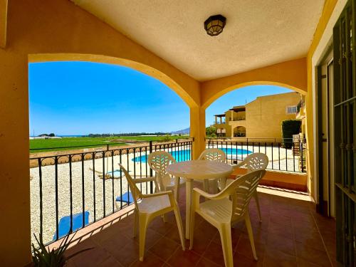 een terras met een tafel en stoelen op een balkon bij Casa Dream Beach in Cuevas del Almanzora