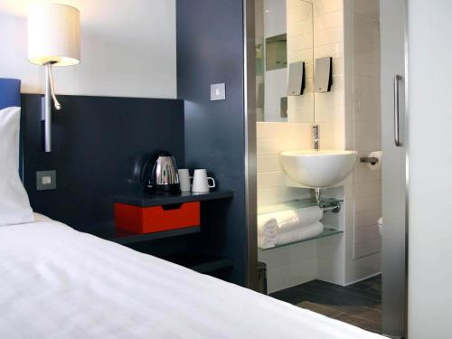 
a hotel room with a toilet and a sink at Sleeperz Hotel Cardiff in Cardiff
