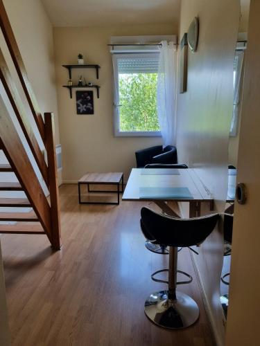 un salon avec une table et une chaise dans l'établissement Residence Erasmus, à Malakoff