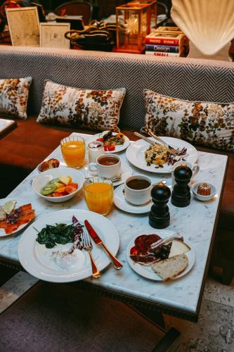 uma mesa cheia de pratos de comida numa mesa em Palácio Ludovice Wine Experience Hotel em Lisboa