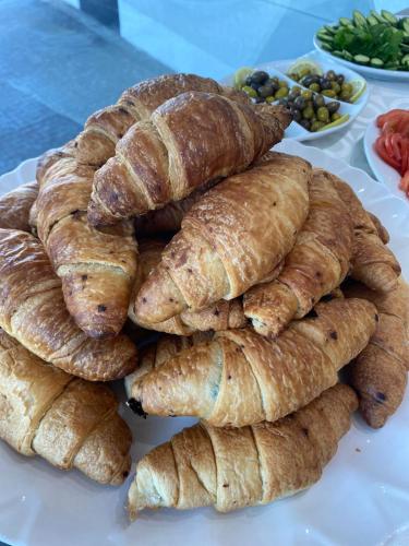 una pila di croissant e altri cibi su un piatto di Le Six Hotel And Resort a Batroûn