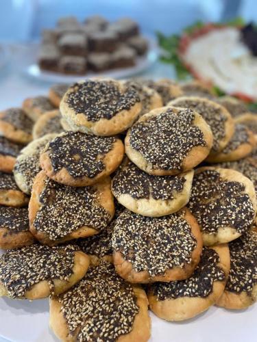 una pila di ciambelle con granella su un tavolo di Le Six Hotel And Resort a Batroûn