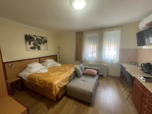 En eller flere senge i et værelse på Termál Schmitz Apartmanok B6