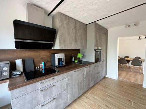 une cuisine avec un évier et un plan de travail dans l'établissement Ferienhaus Havelzeit in Werder an der Havel, à Glindow