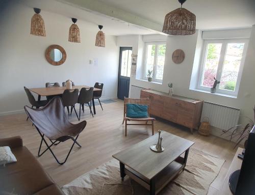 un salon avec un canapé, une table et des chaises dans l'établissement 