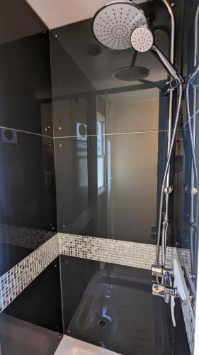 une salle de bain avec un lavabo et un grand miroir dans l'établissement Cottage flottant Terrasse Nature près Dijon, à Ouges