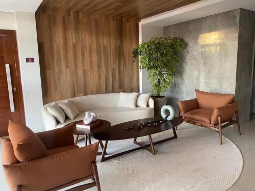 a living room with a couch and two chairs and a table at Apartamento no centro de Palmas, próximo ao Shop in Palmas