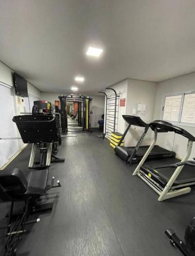 a gym with several treadmills and machines in it at Apartamento no centro de Palmas, próximo ao Shop in Palmas