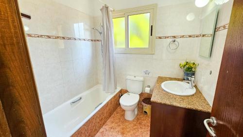 Bilik mandi di Sunnyside Pool Villa