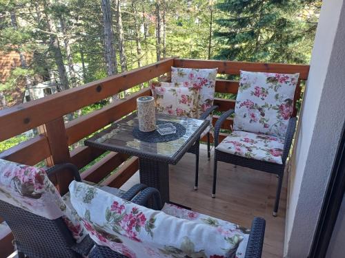 a balcony with a table and chairs on a deck at Apartman Nana Svetogorska 19 ,stan 17 in Zlatibor