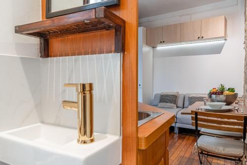 kuchnia i salon z umywalką i blatem w obiekcie Lavie Maison little Flat Le Marais w Paryżu