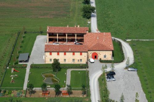 an aerial view of a large house with cars parked at Agriturismo Cà Del Lupo in Palazzolo sullʼOglio