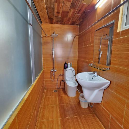a bathroom with a sink and a toilet at Vườn của mẹ in Da Lat