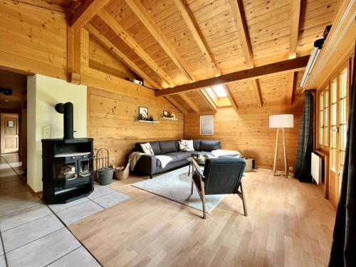 Posezení v ubytování zentrale, gemütliche Wohnung im Schweizer Stil I Bergblick