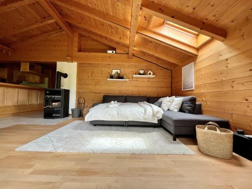 Postel nebo postele na pokoji v ubytování zentrale, gemütliche Wohnung im Schweizer Stil I Bergblick