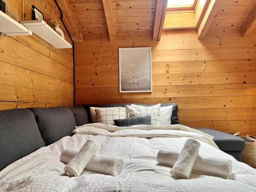 Postel nebo postele na pokoji v ubytování zentrale, gemütliche Wohnung im Schweizer Stil I Bergblick