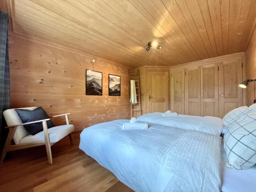 Postel nebo postele na pokoji v ubytování zentrale, gemütliche Wohnung im Schweizer Stil I Bergblick
