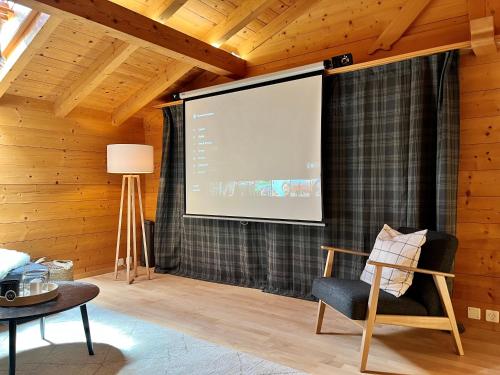 TV a/nebo společenská místnost v ubytování zentrale, gemütliche Wohnung im Schweizer Stil I Bergblick