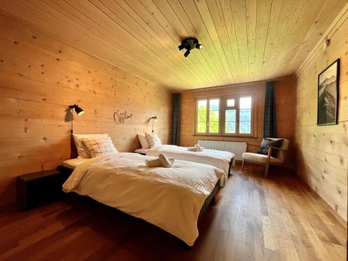 Postel nebo postele na pokoji v ubytování zentrale, gemütliche Wohnung im Schweizer Stil I Bergblick