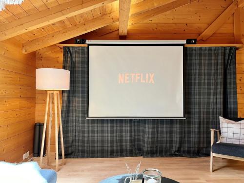 TV a/nebo společenská místnost v ubytování zentrale, gemütliche Wohnung im Schweizer Stil I Bergblick