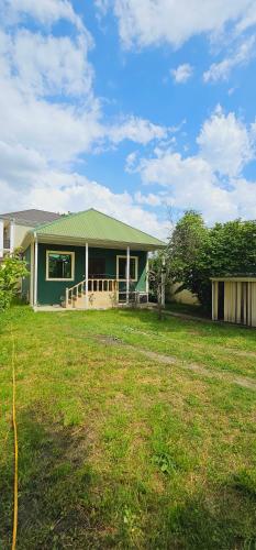 een huis met een groen dak en een tuin bij Green villa in Gabala