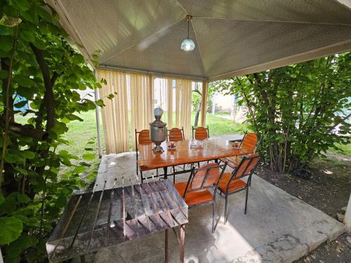 een tafel en stoelen onder een parasol op een terras bij Green villa in Gabala