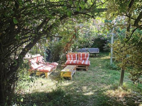 a group of chairs and tables in a yard at Gîte chaleureux à Cherveux in Cherveux